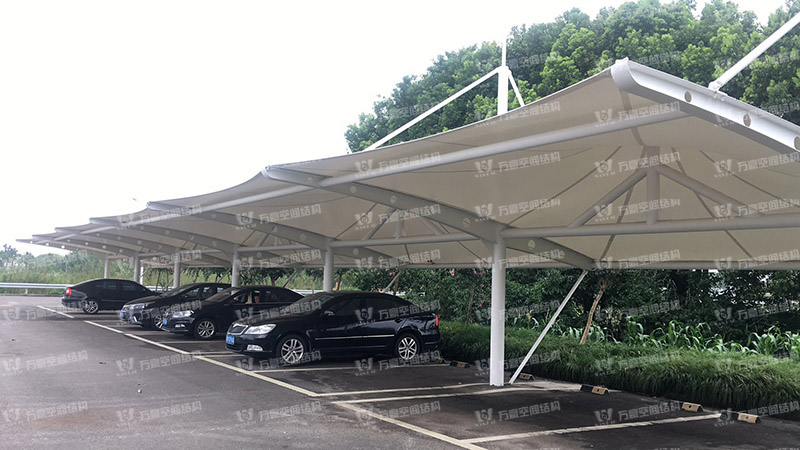 張拉膜車(chē)棚造價(jià)和哪些因素有關(guān)？降低張拉膜車(chē)棚造價(jià)的方法有哪些？