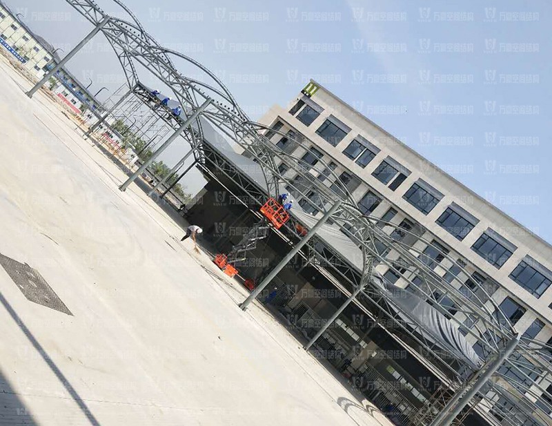 奉化方橋農(nóng)副鋼結(jié)構(gòu)雨棚工程進入膜布安裝階段 奉化方橋農(nóng)副鋼結(jié)構(gòu)雨棚工程進入膜布安裝階段