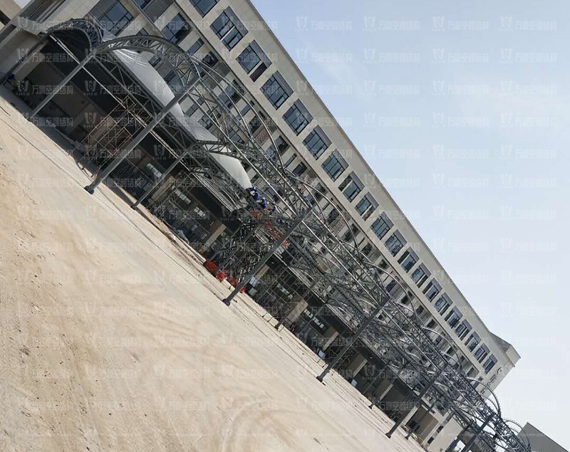 奉化方橋農(nóng)副鋼結(jié)構(gòu)雨棚工程進入膜布安裝階段 奉化方橋農(nóng)副鋼結(jié)構(gòu)雨棚工程進入膜布安裝階段