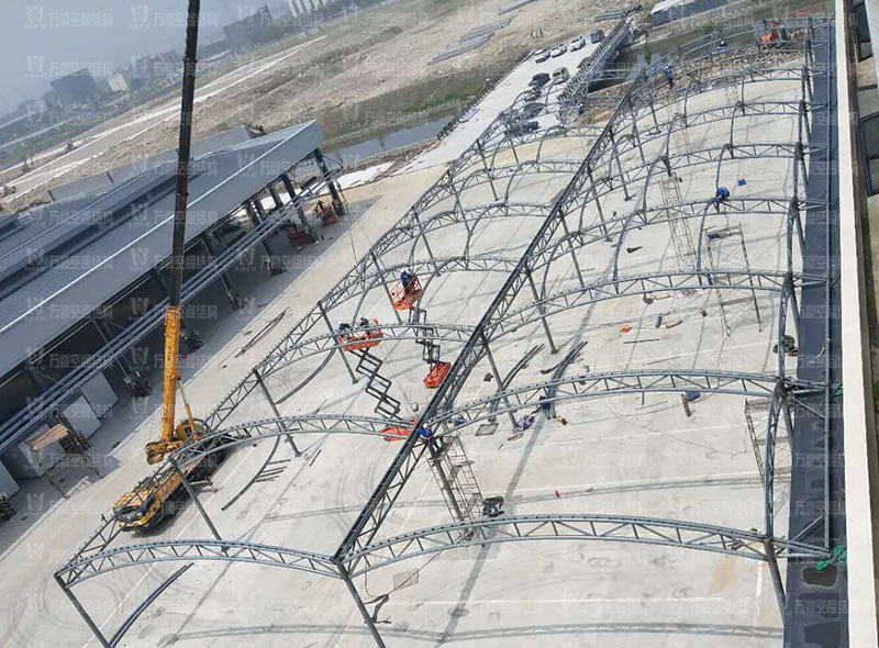 奉化方橋農(nóng)副鋼結(jié)構(gòu)雨棚工程進入膜布安裝階段 奉化方橋農(nóng)副鋼結(jié)構(gòu)雨棚工程進入膜布安裝階段