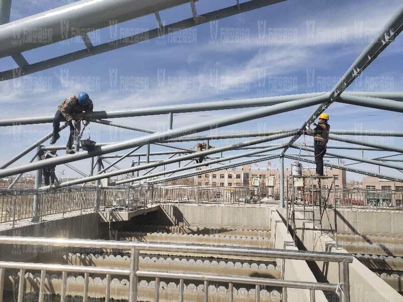 格爾木工業(yè)園昆侖工業(yè)區(qū)工業(yè)污水廠污水池保溫膜結構工程位于海西蒙古族藏族自治州格爾木市，此項目是國內首個ETFE膜結構污水池加蓋工程。   該工程主要建設格爾木工業(yè)園昆侖工業(yè)區(qū)工業(yè)污水處理廠首期2.5萬立方米/天工程二沉池、水解酸化池和預沉池池體保溫膜結構安裝。項目用鋼量230噸，膜結構展開面積5000平米。    目前，預沉池和酸化水解池鋼結構已完成，油漆已完成。二沉池基柱加焊，鋼架焊接中。    期待整個工程的完工，來領略它別致的風采。