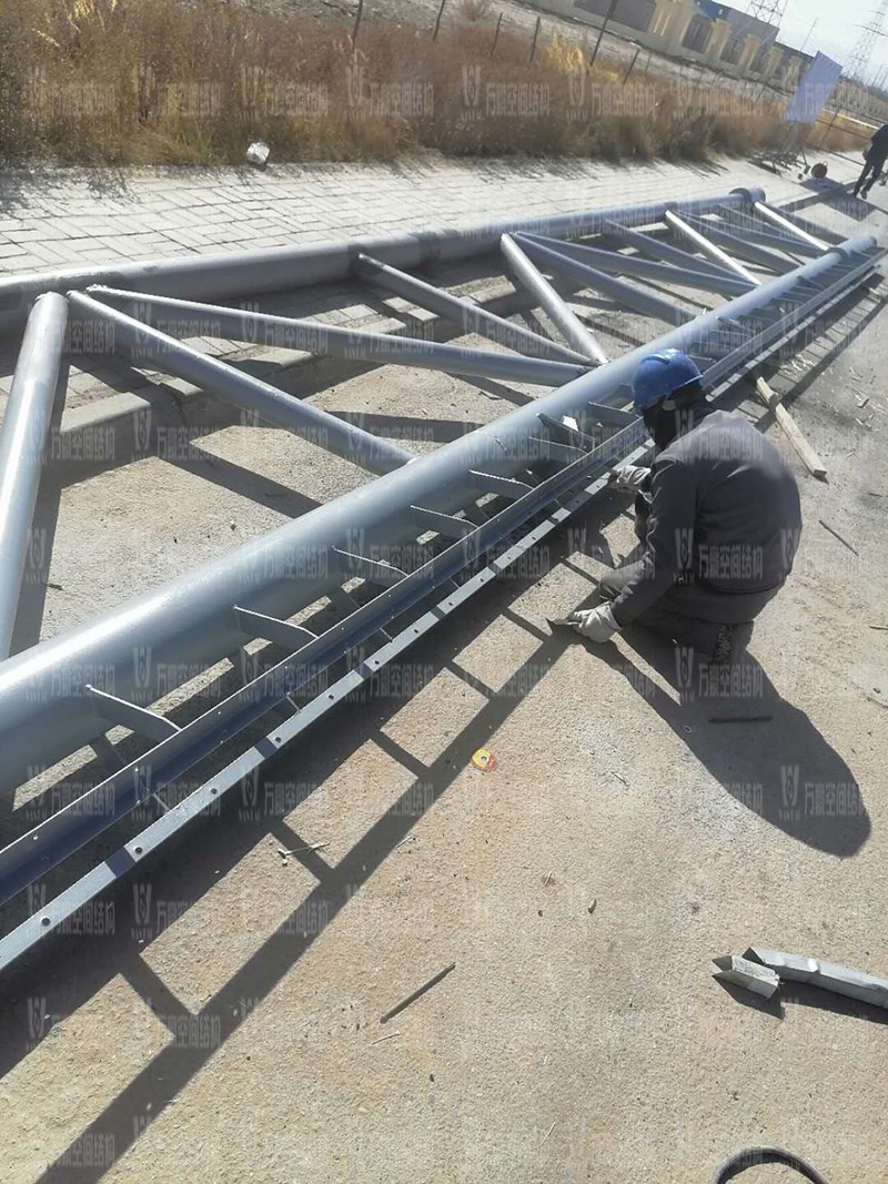 格爾木工業(yè)園昆侖工業(yè)區(qū)工業(yè)污水廠污水池保溫膜結構工程位于海西蒙古族藏族自治州格爾木市，此項目是國內首個ETFE膜結構污水池加蓋工程。   該工程主要建設格爾木工業(yè)園昆侖工業(yè)區(qū)工業(yè)污水處理廠首期2.5萬立方米/天工程二沉池、水解酸化池和預沉池池體保溫膜結構安裝。項目用鋼量230噸，膜結構展開面積5000平米。    目前，預沉池和酸化水解池鋼結構已完成，油漆已完成。二沉池基柱加焊，鋼架焊接中。    期待整個工程的完工，來領略它別致的風采。