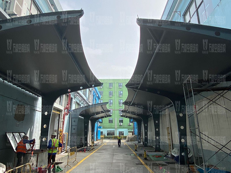 膜結(jié)構(gòu)車棚安裝時有哪些注意事項？車棚為什么選擇膜結(jié)構(gòu)？