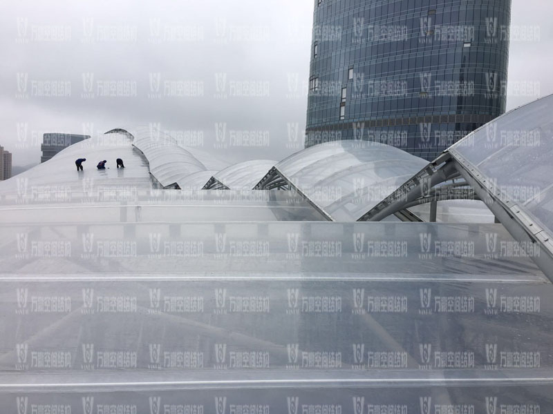 ETFE膜結(jié)構(gòu)膜材幾層最好？鍍點(diǎn)ETFE膜結(jié)構(gòu)好用嗎？