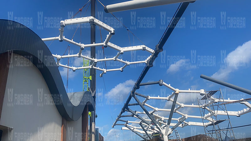 樂清鐵定溜溜樂園膜結構工程商業(yè)街網殼吊裝中