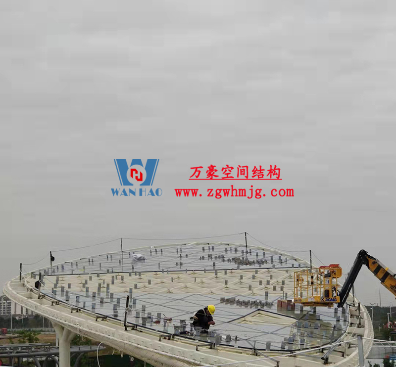 滬通鐵路張家港站地方配套工程站前西側(cè)旅客集散區(qū)蝴蝶造型天幕工程膜結(jié)構(gòu)安裝中 滬通鐵路張家港站地方配套工程站前西側(cè)旅客集散區(qū)蝴蝶造型天幕工程膜結(jié)構(gòu)安裝中