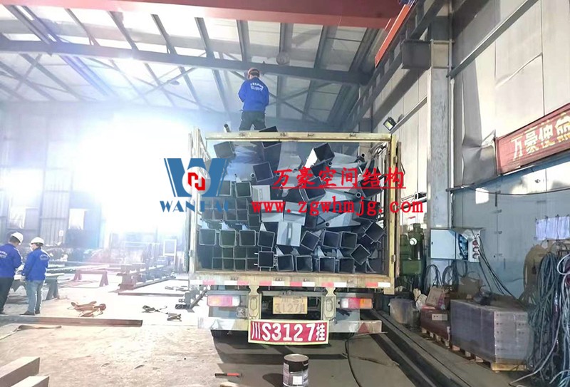 重慶龍興足球場ETFE屋面膜結(jié)構(gòu)工程屋面鋼結(jié)構(gòu)完成，膜結(jié)構(gòu)安裝中