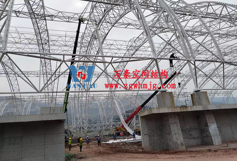 四川高興煤炭儲備基地建設項目鋼結構接近尾聲，膜結構開始安裝
