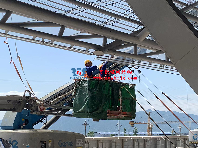 兩江新區(qū)加快建設(shè)龍興足球場(chǎng)（標(biāo)準(zhǔn)不降、工期不延、確保年底建成）