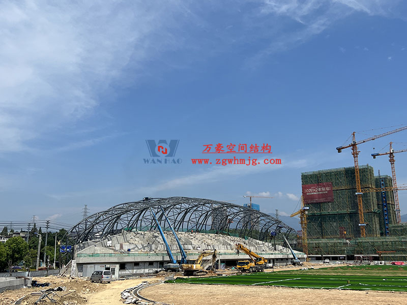 龍泉市體育場鋼膜結(jié)構(gòu)工程鋼結(jié)構(gòu)接近尾聲