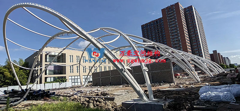 寧波諾丁漢大學(xué)室外運(yùn)動(dòng)場(chǎng)地改擴(kuò)建項(xiàng)目膜結(jié)構(gòu)工程鋼結(jié)構(gòu)已完成