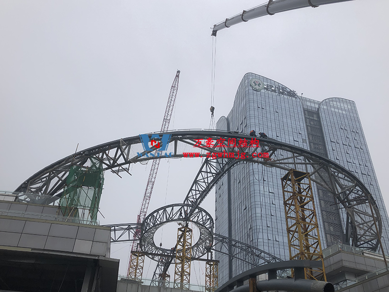 明宇廣場6號地塊商業(yè)（萬達廣場）改造項目鋼膜結(jié)構(gòu)ETFE蓋頂天幕工程進入鋼結(jié)構(gòu)吊裝階段