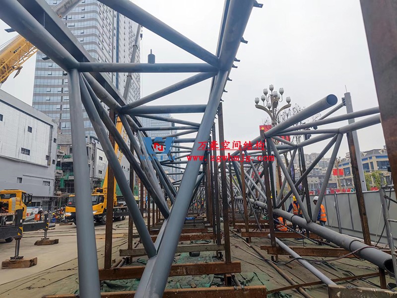 明宇廣場6號地塊商業(yè)（萬達廣場）改造項目鋼膜結(jié)構(gòu)ETFE蓋頂天幕工程進入鋼結(jié)構(gòu)吊裝階段