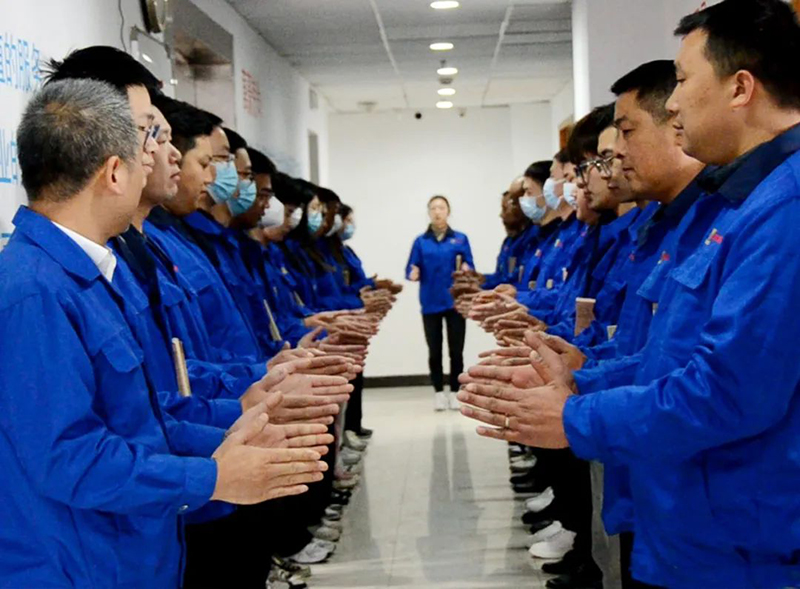 “一路堅(jiān)守·心手相牽”萬(wàn)豪晨會(huì)開啟一天的工作