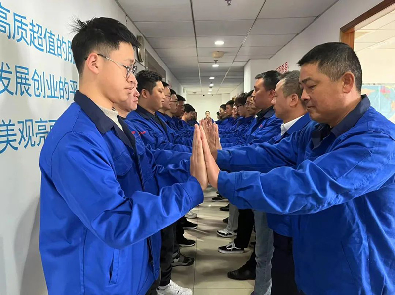 “一路堅(jiān)守·心手相牽”萬(wàn)豪晨會(huì)開啟一天的工作