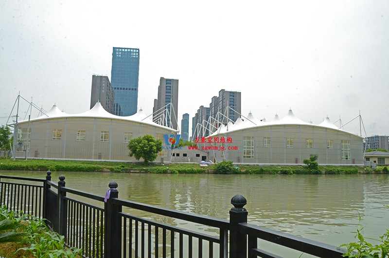 封閉式ptfe膜結構籃球館來了