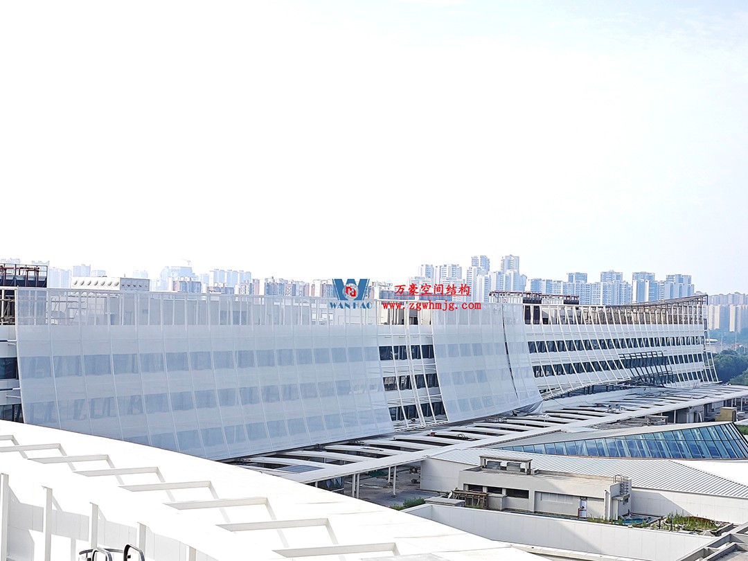 聚焦工程高質(zhì)量建設(shè)，這個網(wǎng)格織物幕墻正在施工安裝中