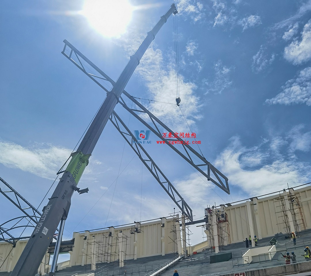 肯尼亞（非洲杯）足球體育場(chǎng)PTFE鋼膜結(jié)構(gòu)屋面火熱施工中