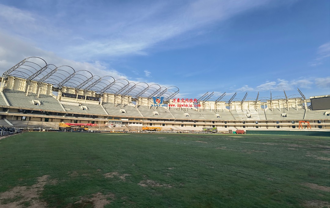 肯尼亞（非洲杯）足球體育場(chǎng)PTFE鋼膜結(jié)構(gòu)屋面火熱施工中