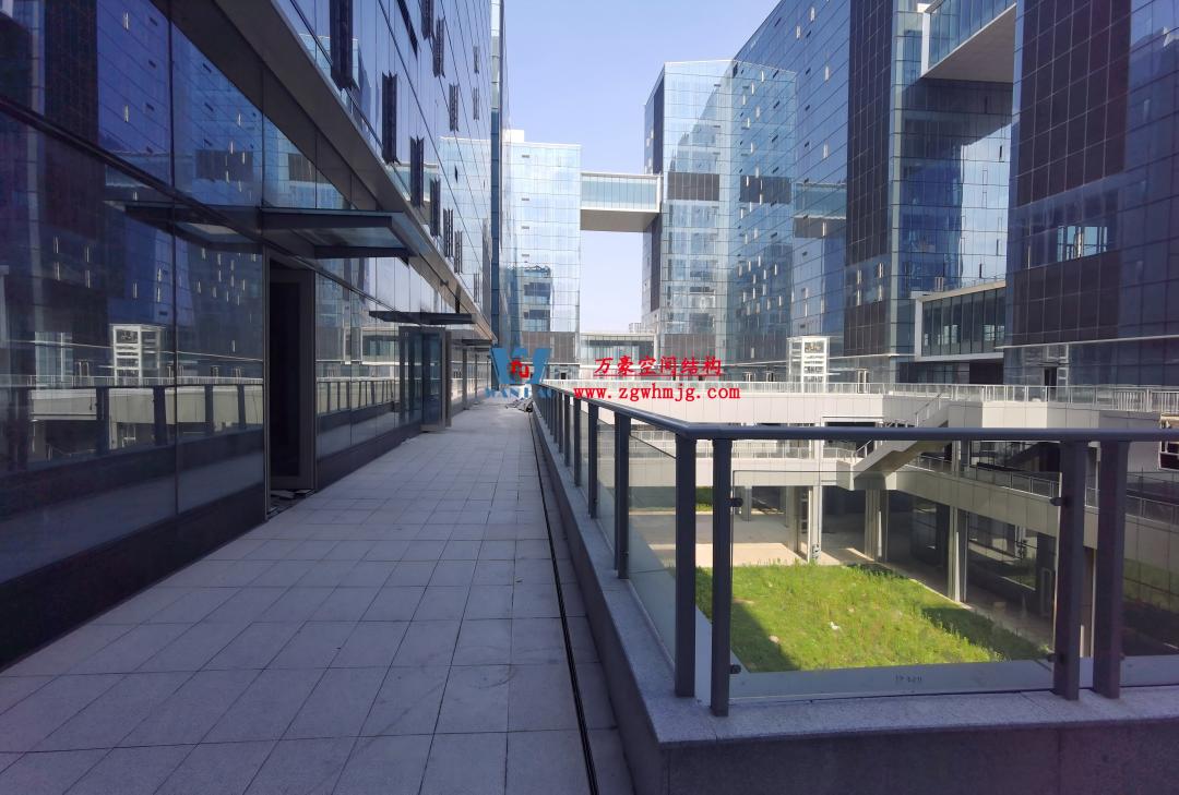 在中庭種一片鋼膜結構的“森谷”