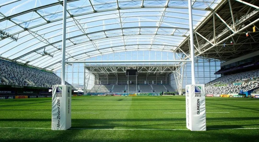 屋頂下生長著天然草皮的永久封閉式體育場(chǎng) 屋頂下生長著天然草皮的永久封閉式體育場(chǎng)