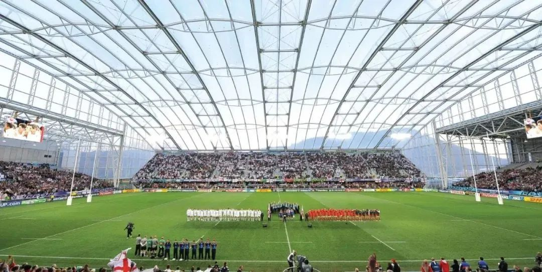 屋頂下生長著天然草皮的永久封閉式體育場(chǎng) 屋頂下生長著天然草皮的永久封閉式體育場(chǎng)