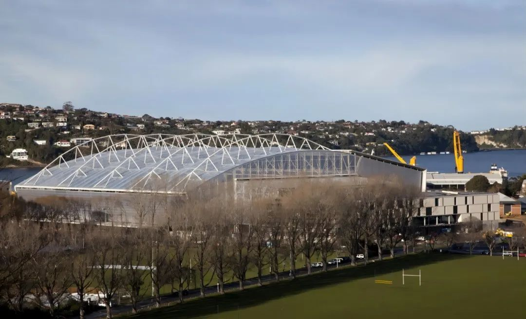屋頂下生長著天然草皮的永久封閉式體育場(chǎng) 屋頂下生長著天然草皮的永久封閉式體育場(chǎng)