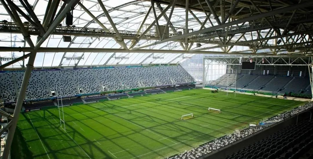 屋頂下生長著天然草皮的永久封閉式體育場(chǎng) 屋頂下生長著天然草皮的永久封閉式體育場(chǎng)