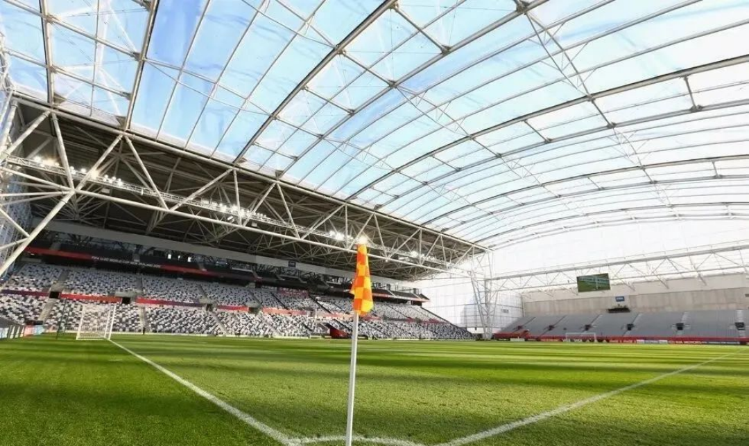 屋頂下生長著天然草皮的永久封閉式體育場(chǎng) 屋頂下生長著天然草皮的永久封閉式體育場(chǎng)