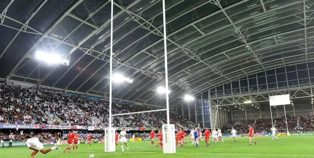 屋頂下生長著天然草皮的永久封閉式體育場(chǎng) 屋頂下生長著天然草皮的永久封閉式體育場(chǎng)