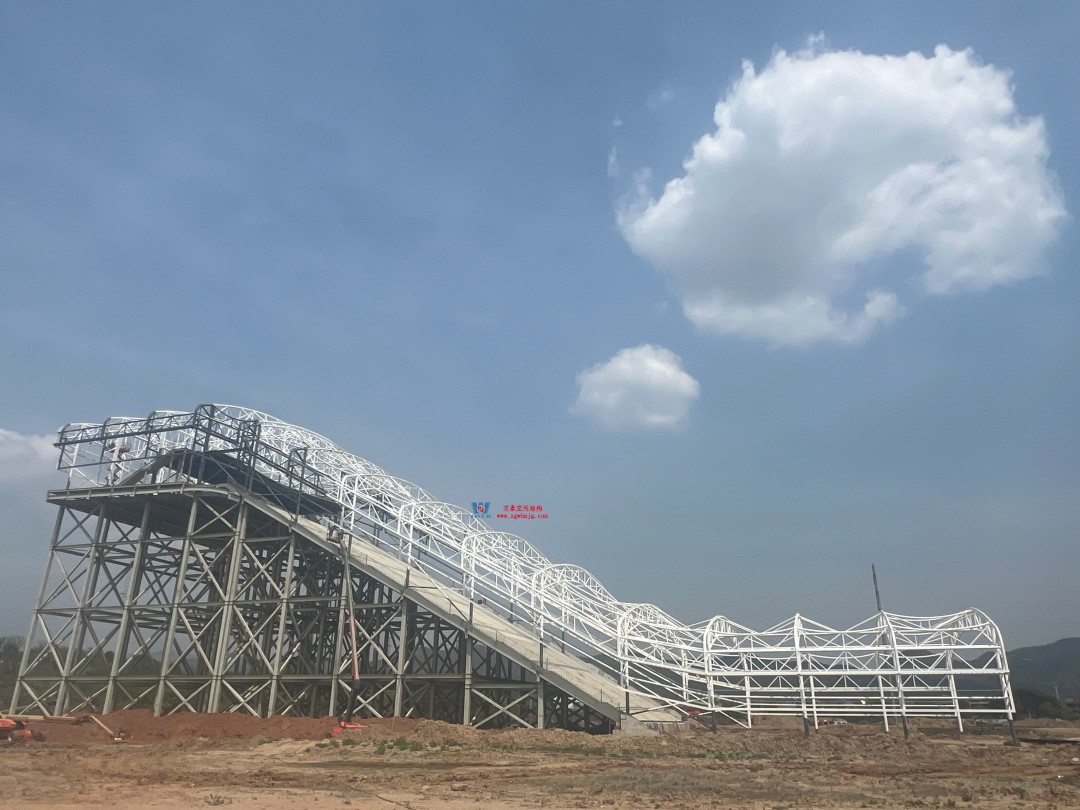 馭風(fēng)逐沙，織就賽道美學(xué)——比亞迪紹興嵊州賽車場(chǎng)干拔沙坡觀景平臺(tái)鋼膜結(jié)構(gòu)