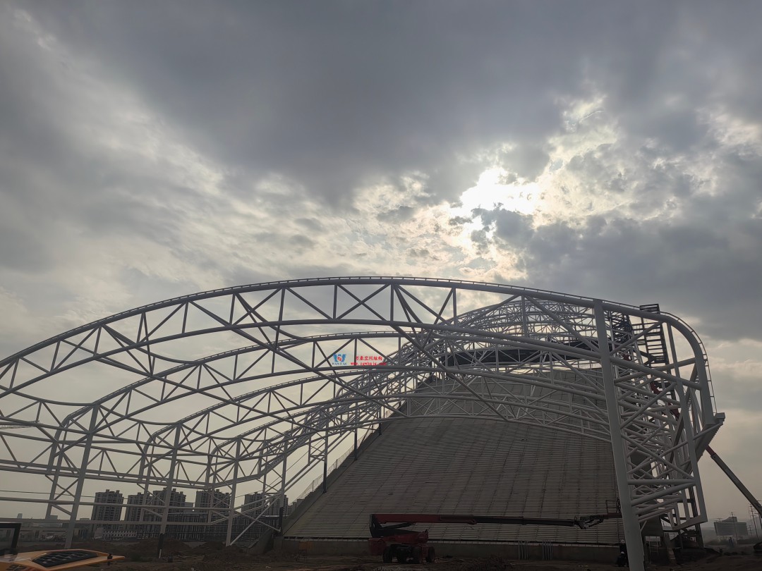 馭風(fēng)逐沙，織就賽道美學(xué)——比亞迪紹興嵊州賽車場(chǎng)干拔沙坡觀景平臺(tái)鋼膜結(jié)構(gòu)
