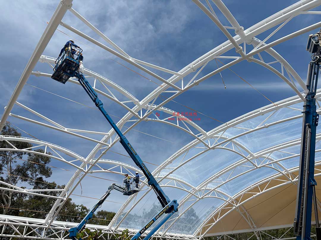 跨越山海的建筑新章！澳大利亞噴泉廣場(chǎng)天幕張拉正酣，雙膜科技賦能莊園建筑