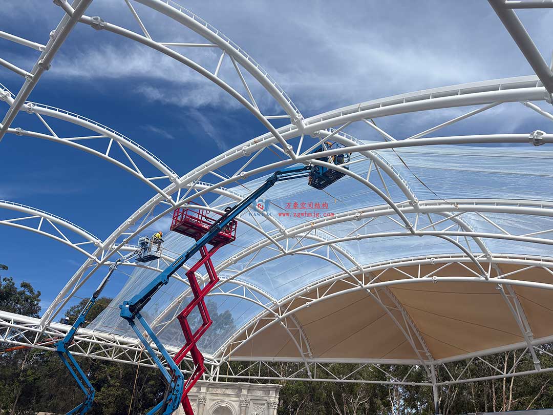 跨越山海的建筑新章！澳大利亞噴泉廣場(chǎng)天幕張拉正酣，雙膜科技賦能莊園建筑