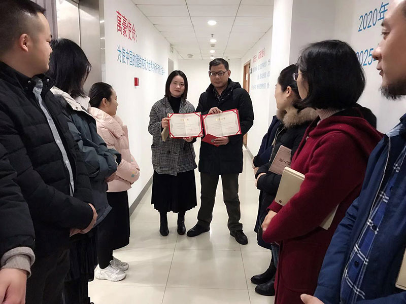 萬豪膜結構晨會：給優(yōu)秀的項目經(jīng)理頒獎