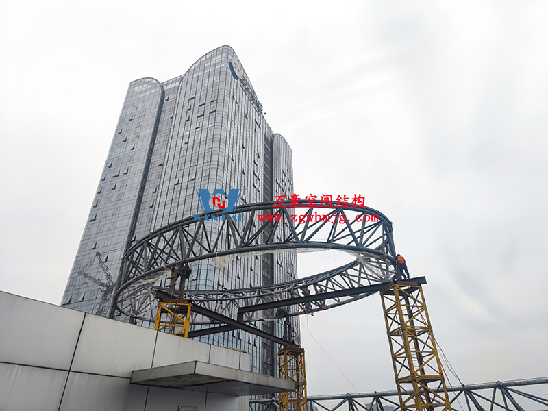 明宇廣場(chǎng)6號(hào)地塊商業(yè)（萬達(dá)廣場(chǎng)）改造項(xiàng)目鋼膜結(jié)構(gòu)ETFE蓋頂天幕工程進(jìn)入鋼結(jié)構(gòu)吊裝階段