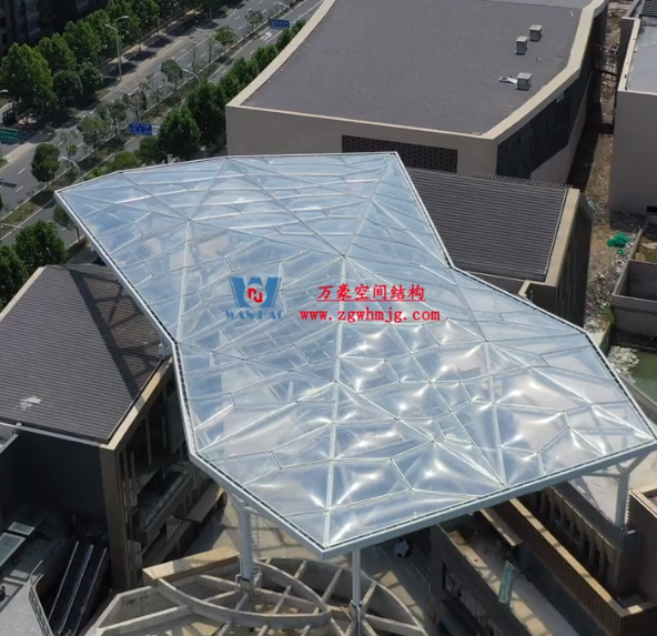 屋頂上到底有什么？