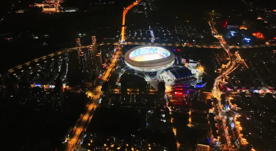 平陽體育中心群星演唱會(huì)！超萬人圍觀，現(xiàn)場(chǎng)火爆High唱！