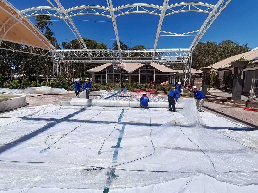 跨越山海的建筑新章！澳大利亞噴泉廣場(chǎng)天幕張拉正酣，雙膜科技賦能莊園建筑