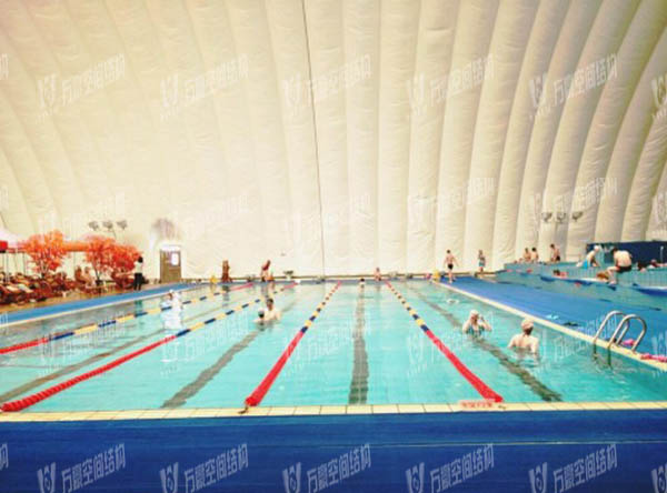 充氣膜游泳館好用嗎？充氣膜結(jié)構(gòu)游泳館有哪些優(yōu)點特點？